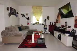 Zwangsversteigerung Zweifamilienhaus in Burglengenfeld, Wölland – Wohnzimmer im Erdgeschoss.
