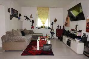 Zwangsversteigerung Zweifamilienhaus in Burglengenfeld, Wölland – Wohnzimmer im Erdgeschoss.