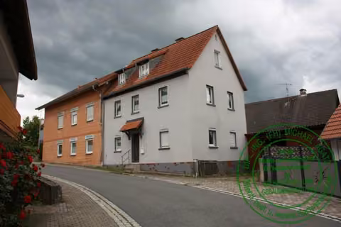 Zwangsversteigerung Einfamilienhaus in Lisberg – Straßenansicht der beiden Doppelhaushälften Kasernstraße 12 und 12a in Lisberg.