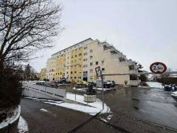 Zwangsversteigerung Eigentumswohnung in Wiesbaden, Nordenstadt – Nordansicht der Wohnanlage Hessenring 26–32 mit Markierung der Wohnung im Haus A.