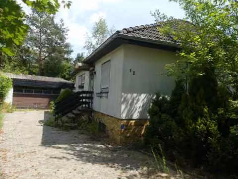 Zwangsversteigerung Einfamilienhaus in Lindwedel, Hope – Einfamilienhaus Westansicht mit Grundstückszufahrt und Hauseingangstreppe.