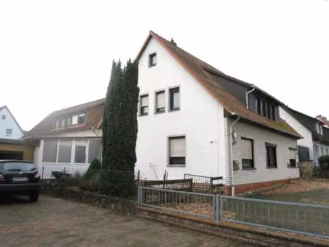 Zwangsversteigerung Mehrfamilienhaus in Walsrode, Benefeld – Straßenansicht des Dreifamilienhauses von Norden.