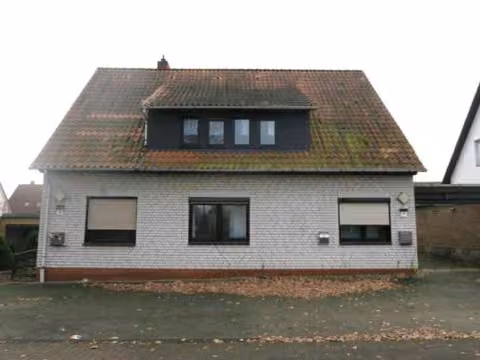 Zwangsversteigerung Mehrfamilienhaus in Walsrode, Benefeld – Ansicht des Wohnhauses von Nord-Osten.