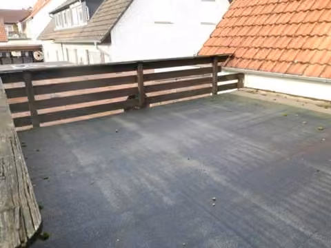 Zwangsversteigerung Mehrfamilienhaus in Walsrode, Benefeld – Swimmingpool im Innenhof des Anwesens.