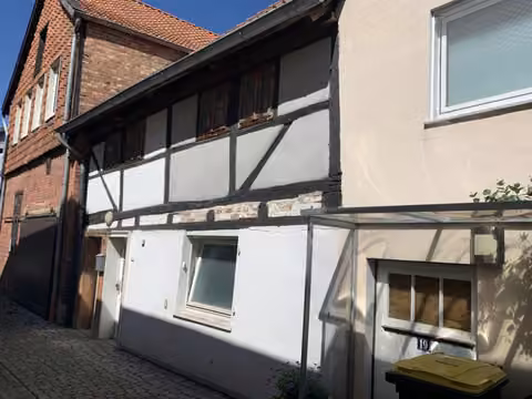 Zwangsversteigerung Einfamilienhaus in Hornburg – Straßenansicht des Vorderhauses an der Wasserstraße.