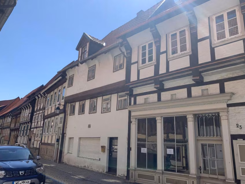 Zwangsversteigerung Einfamilienhaus in Hornburg – Rückwärtige Ansicht des Hinterhauses von der Dammstraße.