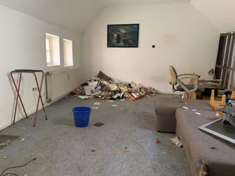 Zwangsversteigerung Einfamilienhaus in Hornburg – Schadensbild mit Feuchtigkeit und Schimmel im Erdgeschoss des Hinterhauses.