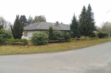 Zwangsversteigerung Einfamilienhaus in Sauensiek – Straßenansicht des freistehenden Bungalows von Norden.