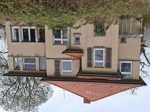 Zwangsversteigerung Einfamilienhaus in Hameln, Afferde – Süd-West-Fassade mit Hauseingang und Treppenhausanbau der leerstehenden Villa.