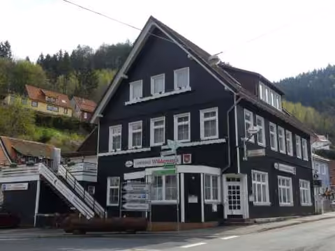 Zwangsversteigerung Grundstück in Wildemann – Westansicht des Hotels mit Eingangsbereich von der Straße aus.