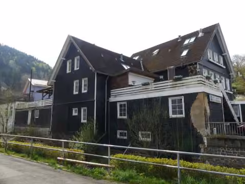 Zwangsversteigerung Grundstück in Wildemann – Nordansicht mit erkennbaren Putzabplatzungen an der Fassade.