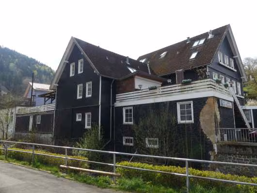 Zwangsversteigerung Grundstück in Wildemann – Nordansicht mit erkennbaren Putzabplatzungen an der Fassade.