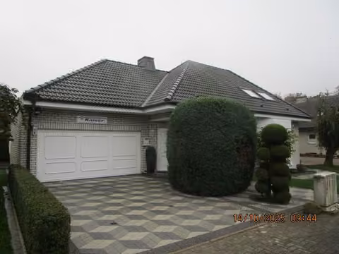 Zwangsversteigerung Einfamilienhaus in Wallenhorst, Lechtingen – Straßenseite Nordwesten mit integrierter Doppelgarage und Wohnhaus.