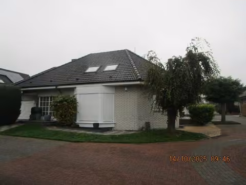 Zwangsversteigerung Einfamilienhaus in Wallenhorst, Lechtingen – Nordansicht des Wohnhauses mit Haupteingangsbereich.