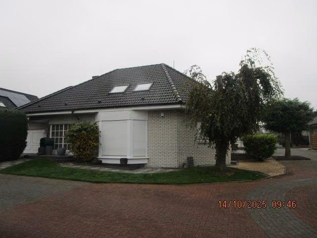Zwangsversteigerung Einfamilienhaus in Wallenhorst, Lechtingen – Nordansicht des Wohnhauses mit Haupteingangsbereich.