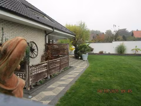 Zwangsversteigerung Einfamilienhaus in Wallenhorst, Lechtingen – Blick in den Hausgarten mit rückwärtiger Fassade.