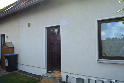 Zwangsversteigerung Doppelhaushälfte in Wennigsen (Deister), Bredenbeck – Rückansicht des Wohnhauses mit Gartenbereich.