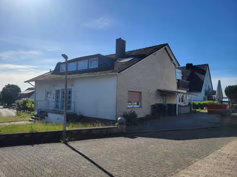 Zwangsversteigerung Einfamilienhaus in Hüllhorst, Büttendorf – Nord-Westansicht des Einfamilienhauses mit Vorplatz.