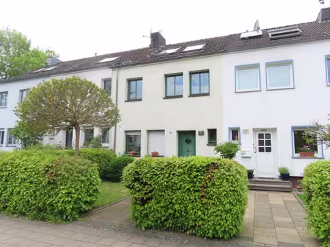 Zwangsversteigerung Reihenhaus in Aachen, Burtscheid – Straßenansicht des Reihenmittelhauses mit Hauseingang und Vorgarten.