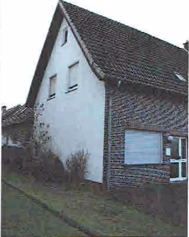 Zwangsversteigerung Einfamilienhaus in Rietberg, Neuenkirchen – Nordostansicht des Wohnhauses mit Giebelwand.