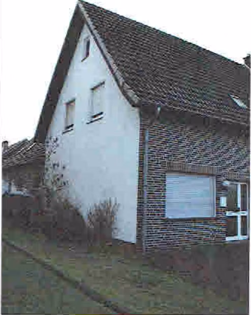 Zwangsversteigerung Einfamilienhaus in Rietberg, Neuenkirchen – Nordostansicht des Wohnhauses mit Giebelwand.
