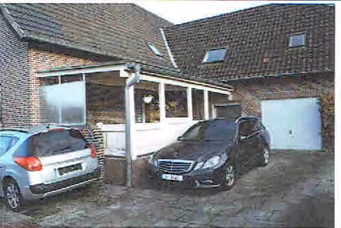 Zwangsversteigerung Einfamilienhaus in Rietberg, Neuenkirchen – Südwestansicht vom Habichtsweg mit Terrassenüberdachung, Zufahrt und Garage.