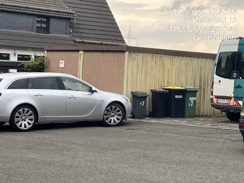 Zwangsversteigerung Reihenhaus in Engelskirchen, Wahlscheid – Straßenansicht der Vorderseite des Reihenmittelhauses.