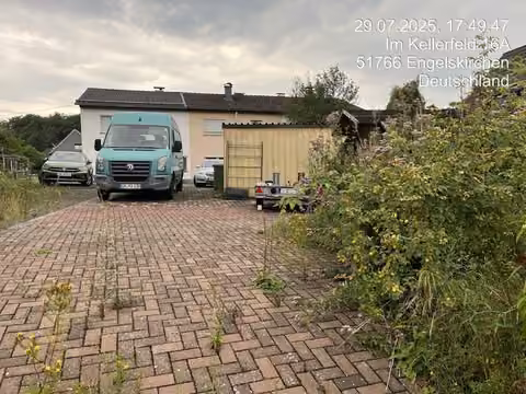 Zwangsversteigerung Reihenhaus in Engelskirchen, Wahlscheid – Gepflasterte Einfahrt und Wegerechtsfläche vor den Gebäuden.