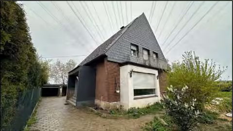 Zwangsversteigerung Einfamilienhaus in Wesel, Obrighoven – Nord-Ansicht des Einfamilienhauses von der Zufahrt aus gesehen.