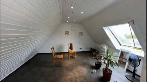 Zwangsversteigerung Einfamilienhaus in Wesel, Obrighoven – Wohnwirtschaftlich ausgebauter Spitzbodenraum.