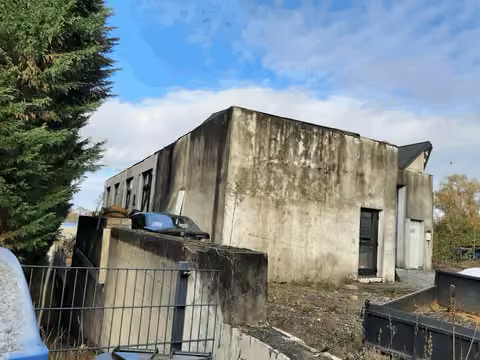 Zwangsversteigerung Gewerbe in Heiligenhaus, Hetterscheidt – Ansicht des unvollendeten Büro- und Wohngebäudes von rechts mit Balkonkonstruktion.