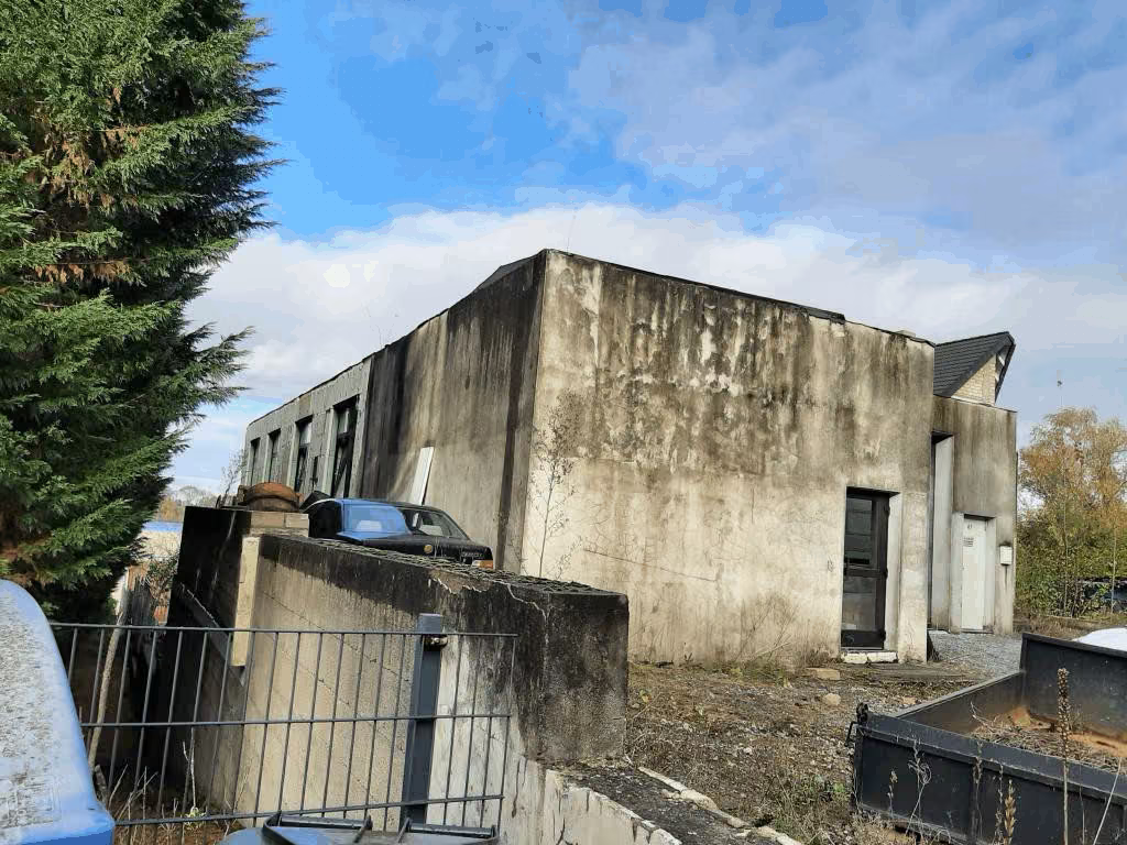 Zwangsversteigerung Gewerbe in Heiligenhaus, Hetterscheidt – Ansicht des unvollendeten Büro- und Wohngebäudes von rechts mit Balkonkonstruktion.