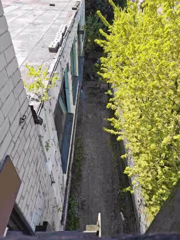 Zwangsversteigerung Gewerbe in Heiligenhaus, Hetterscheidt – Rückseite des Hallengebäudes und Hinterhofbereich.