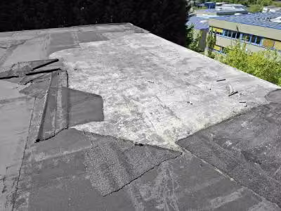 Zwangsversteigerung Gewerbe in Heiligenhaus, Hetterscheidt – Ansicht des unfertigen Flachdachs des Hallengebäudes.