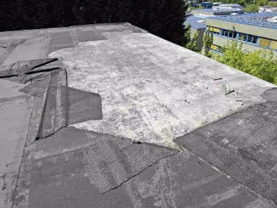 Zwangsversteigerung Gewerbe in Heiligenhaus, Hetterscheidt – Ansicht des unfertigen Flachdachs des Hallengebäudes.