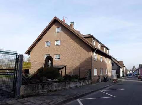 Zwangsversteigerung Eigentumswohnung in Brühl, Badorf – Eckdorfer Mühlenweg mit Blick auf das Mehrfamilienhaus Richtung Nordosten.