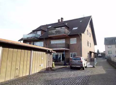 Zwangsversteigerung Eigentumswohnung in Brühl, Badorf – Rück- und Seitenansicht des Wohnhauses mit Balkon der Wohnung Nr. 3.