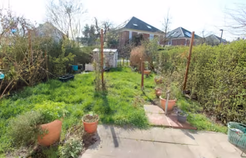 Zwangsversteigerung Reihenhaus in Hürth, Alstädten / Burbach – Gartenansicht mit Terrasse und rückwärtiger Fassade