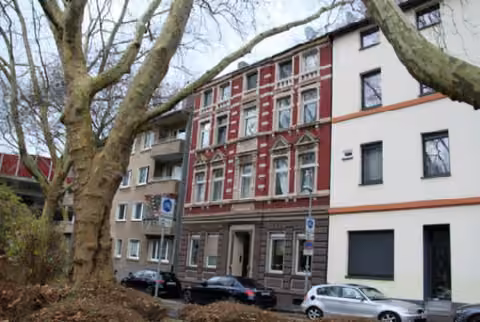 Zwangsversteigerung Eigentumswohnung in Essen, Südviertel – Straßenansicht des Mehrfamilienhauses Weiglestraße 41.