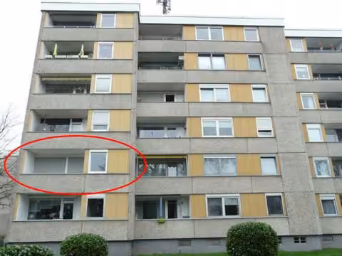 Zwangsversteigerung Eigentumswohnung in Hamm, Mark – Teilansicht der Südfassade von Haus Nr. 47 mit Markierung der Wohnung Nr. 23.