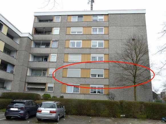 Zwangsversteigerung Eigentumswohnung in Hamm, Mark – Westansicht von Haus Nr. 47 mit Markierung der Lage der Wohnung.