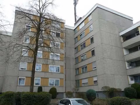 Zwangsversteigerung Eigentumswohnung in Hamm, Mark – Nordansicht von Haus Nr. 47 mit Hauseingangsbereich.