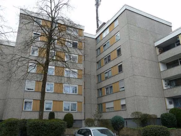 Zwangsversteigerung Eigentumswohnung in Hamm, Mark – Nordansicht von Haus Nr. 47 mit Hauseingangsbereich.