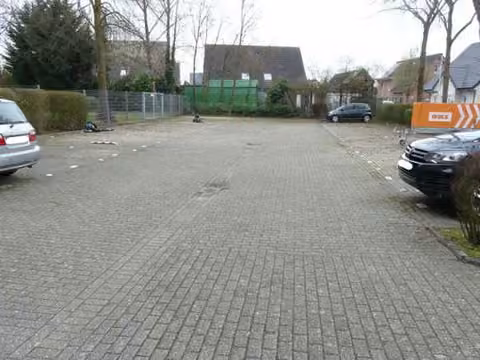 Zwangsversteigerung Eigentumswohnung in Hamm, Mark – Westliche Stellplatzanlage im Freien mit Blick nach Süden.