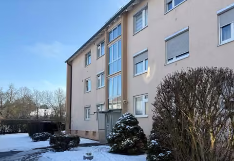 Zwangsversteigerung Eigentumswohnung in Rothenburg ob der Tauber – Außenansicht des Mehrfamilienhauses von Nordwesten mit Eingangsbereich über den Anliegerweg.