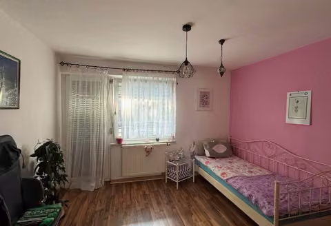 Zwangsversteigerung Eigentumswohnung in Rothenburg ob der Tauber – Helles Wohnzimmer der Wohnung Nr. 3 mit zwei Fenstern.