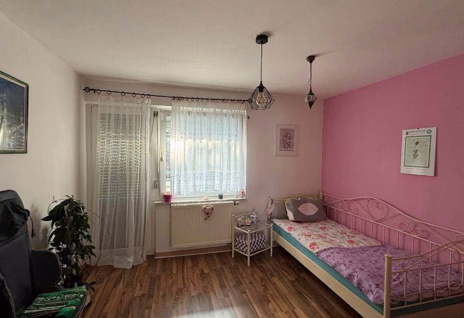 Zwangsversteigerung Eigentumswohnung in Rothenburg ob der Tauber – Helles Wohnzimmer der Wohnung Nr. 3 mit zwei Fenstern.