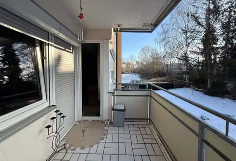 Zwangsversteigerung Eigentumswohnung in Rothenburg ob der Tauber – Südbalkon der Wohnung mit Fliesenbelag und Geländer.