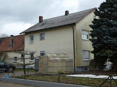 Zwangsversteigerung Einfamilienhaus in Sandberg, Langenleiten – Südwestansicht des Wohnhauses und Übergang zum Verbindungsbau.