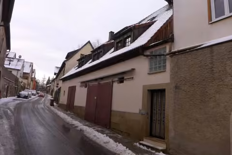 Zwangsversteigerung Stellplatz/Garage in Burghaslach – Ansicht Wohnhaus-Süd mit Garagen und Sockelmauerwerk von Nordosten.